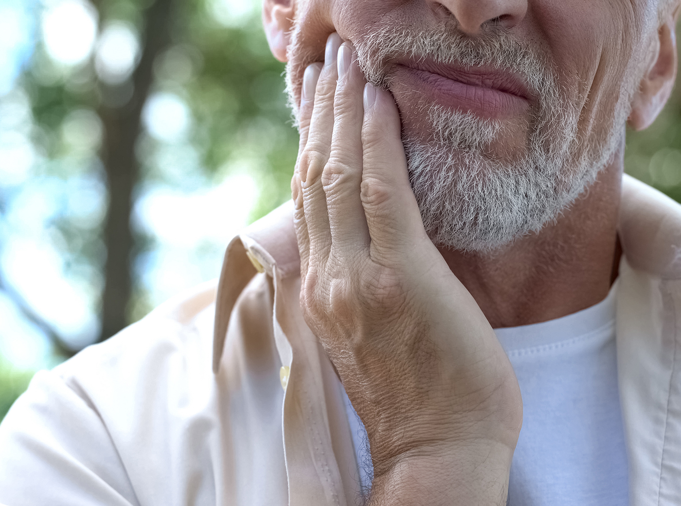man having problem with teeth